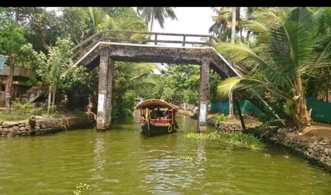 Hotel The Blues Alappuzha Esterno foto