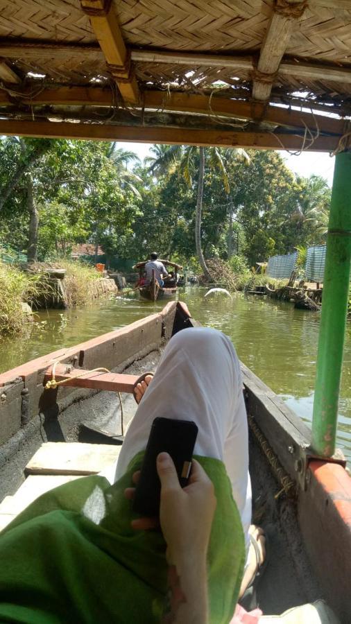 Hotel The Blues Alappuzha Esterno foto