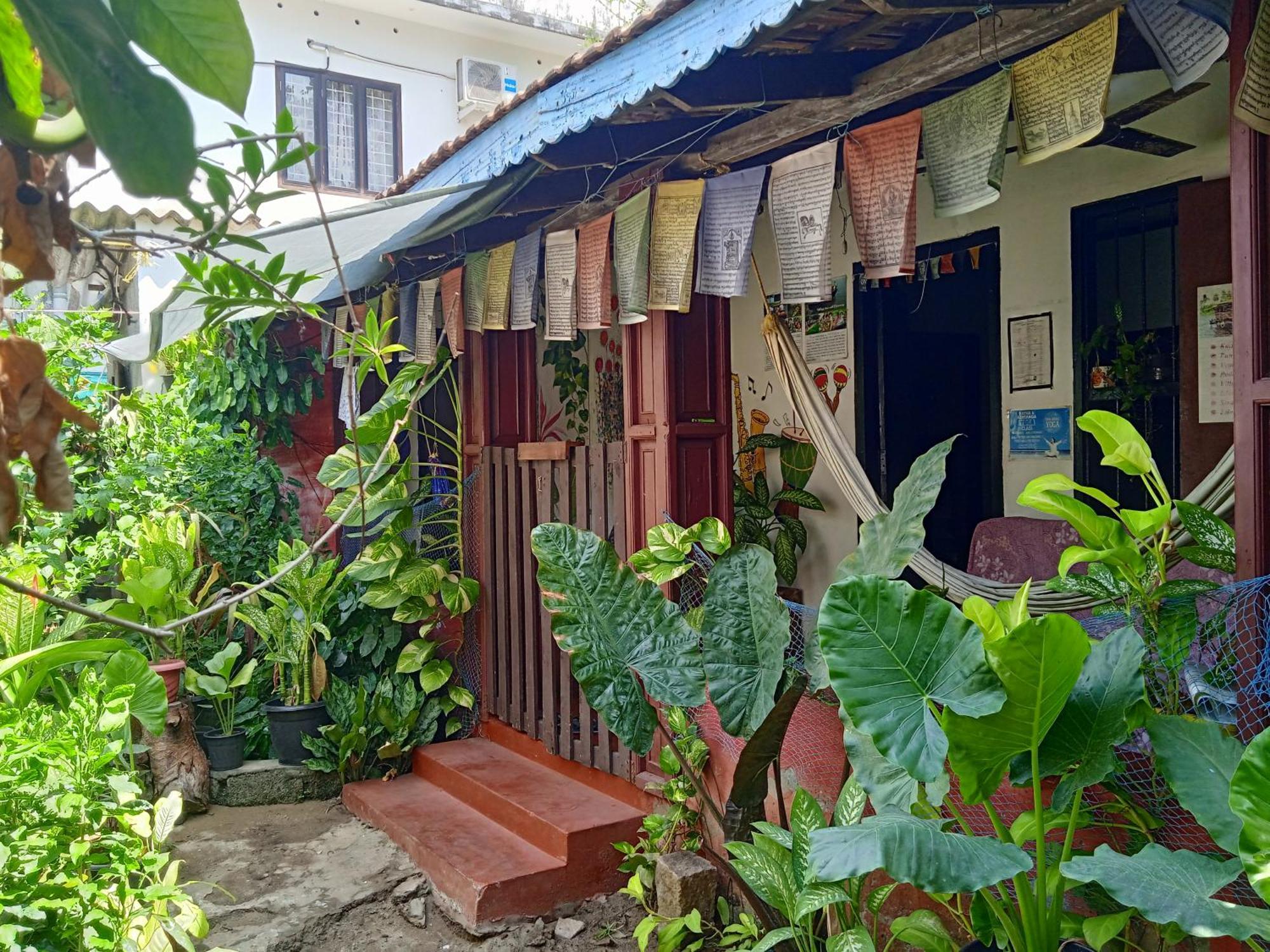 Hotel The Blues Alappuzha Esterno foto